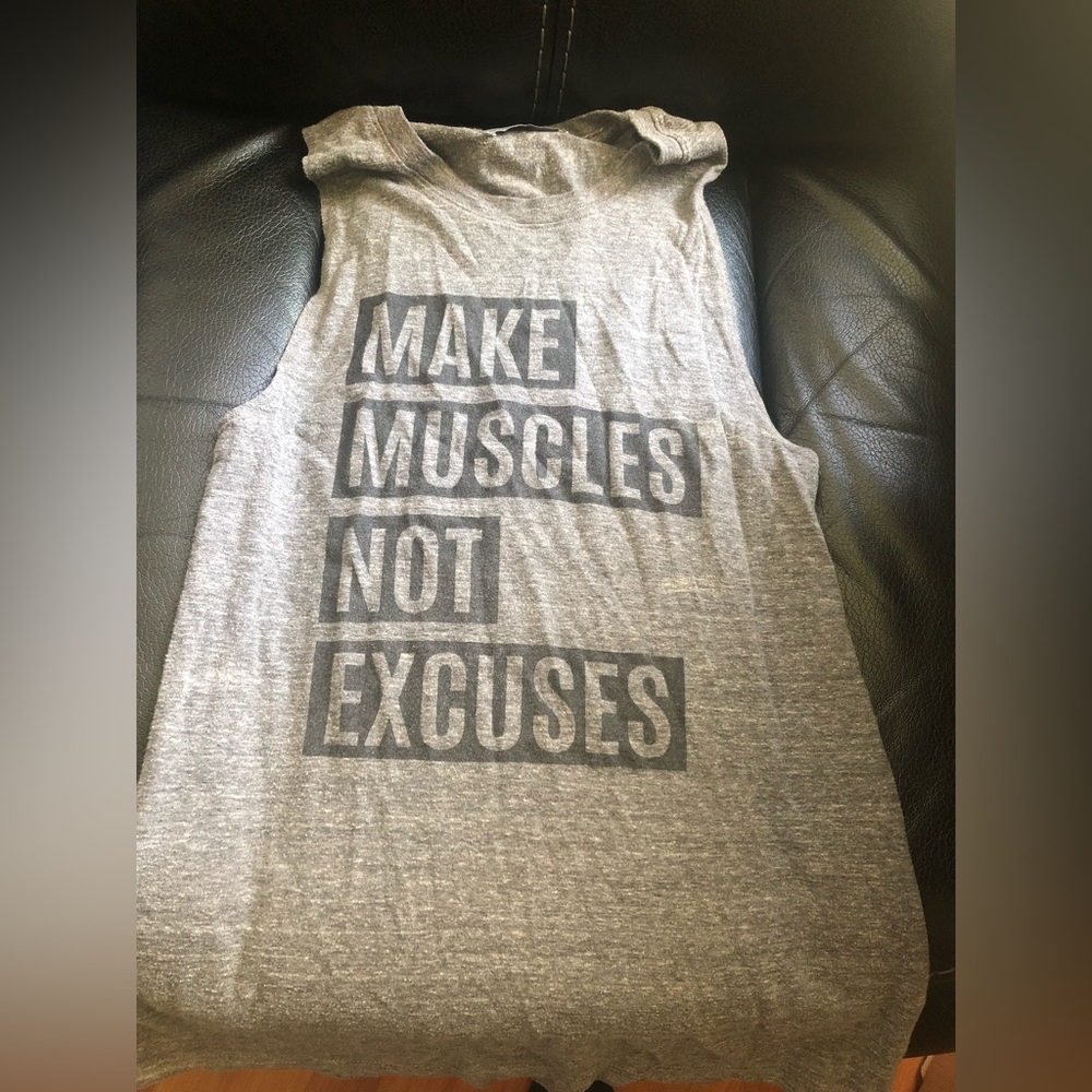 Beachbody Make Muscles Not Excuses Hammer and Chisel Tank top women Medium EUC!